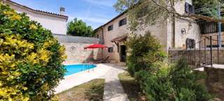 Tenuta con due case in pietra e piscina